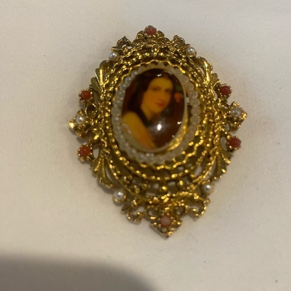 🎈VINTAGE Cameo Brooch Marked Art 2"x1.5"0 - Picture 3 of 7